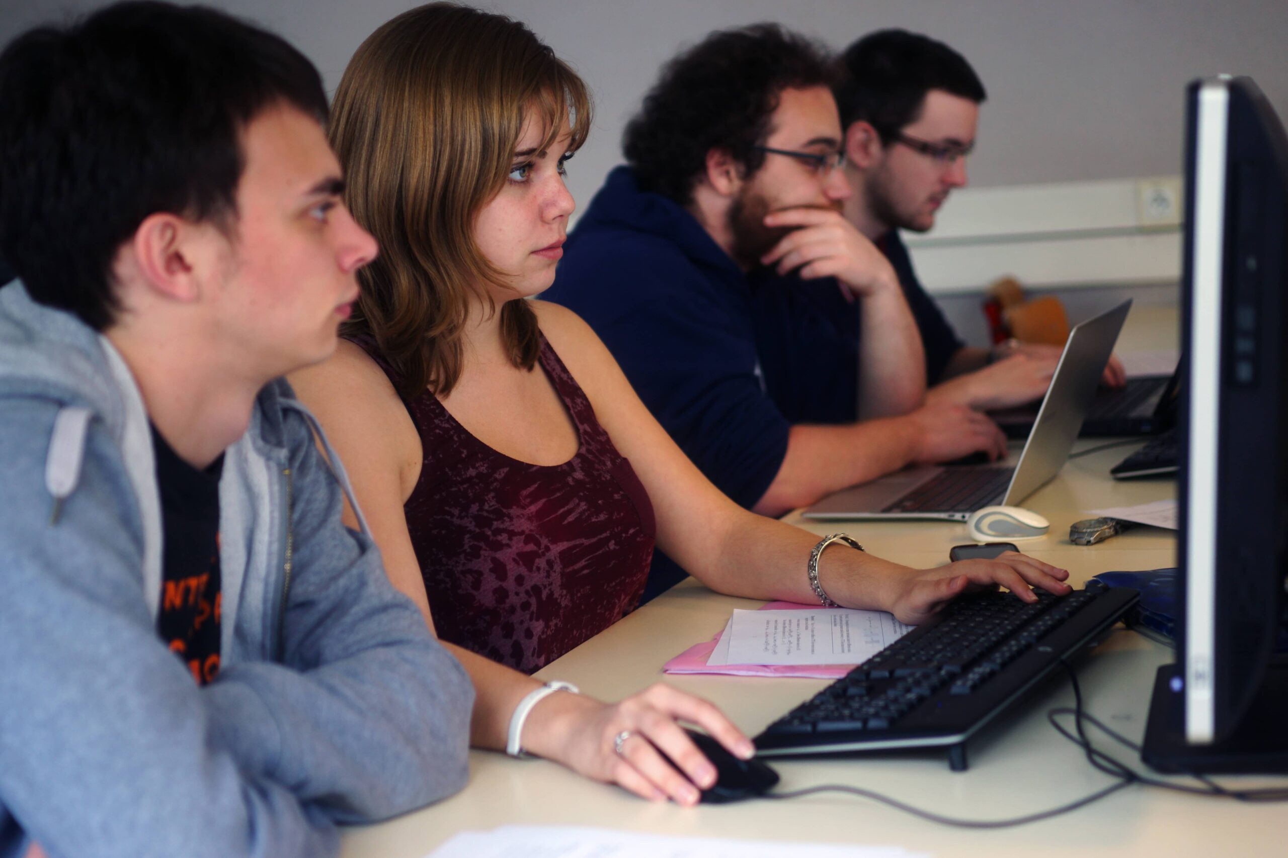 Etudiants de l'ESIR travaillant en cours d'informatique