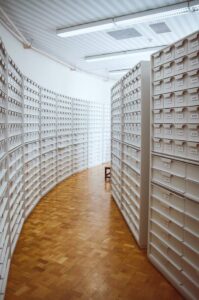 Couloir d'archives représentant l'histoire de l'ESIR